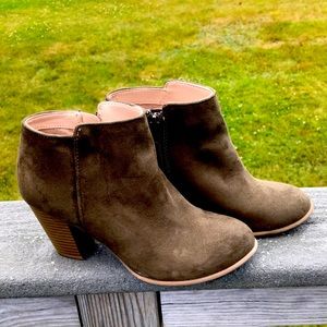 Old Navy Women’s Suede-like Booties SZ 6 in Olive.  Great condition
